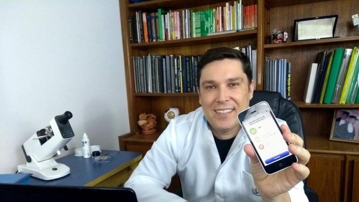 Leandro Stuermer, investigador de la Universidad de Valladolid, muestra la aplicación.-EL MUNDO
