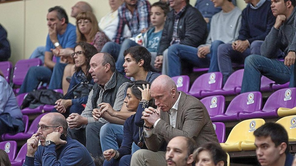 Mike Hansen, con gesto preocupado, durante uno de los encuentros disputados en Pisuerga.-JOSÉ CARLOS CASTILLO