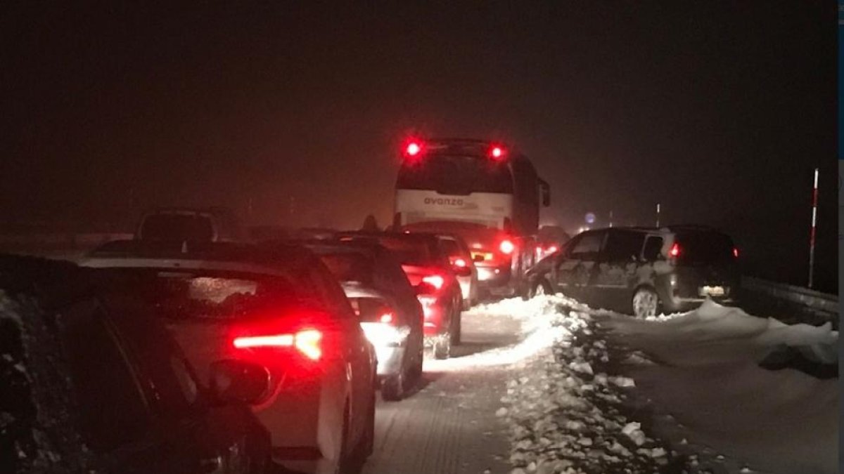 Retenciones en la AP-6 por la nevada.-EL MUNDO