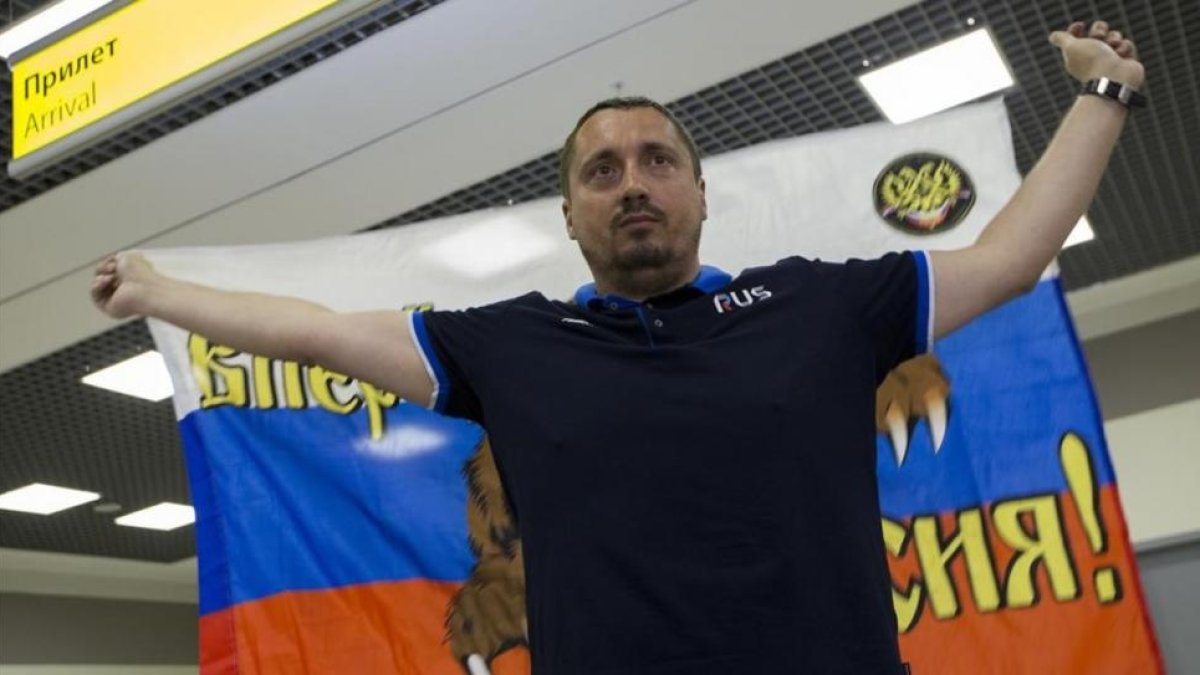 El jefe de los ultras rusos, con la bandera de su país.-AP / ALEXANDER ZEMLIANICHENKO