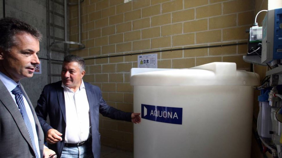 El alcalde de Arroyo de la Encomienda, José Manuel Méndez, y el director de concesiones de Aquona, Jesús María García del Valle, visitan los nuevos depósitos de agua-Ical
