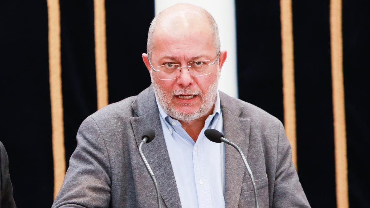 Francisco Igea, en su comparecencia de este miércoles tras la primera reunión con el PP en las Cortes.-J. M. LOSTAU