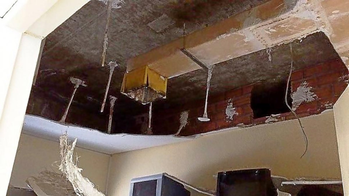 Falso techo desplomado en la zona de la Guardia Civil de la prisión.-E.M.