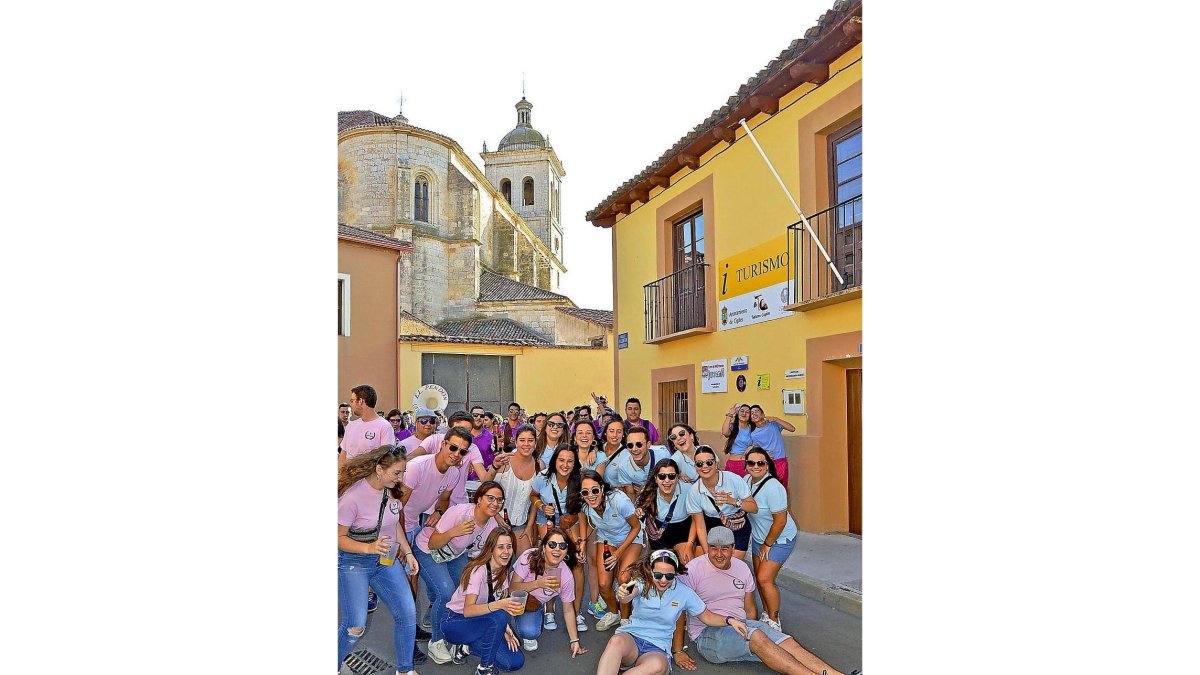 Peñistas improvisan una foto de familia para dar la bienvenida a la fiesta, ayer-E. M.
