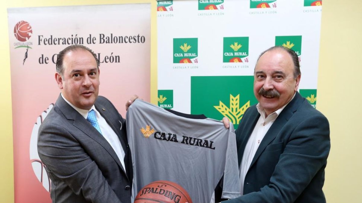 El presidente del grupo de Cajas Rurales de Castilla y León, Nicanor Santos (I), y el presidente de la Federación de Baloncesto de Castilla y León, Carlos Sainz, firman un convenio de colaboración entre ambas entidades para la próxima temporada-Rubén Cacho / ICAL