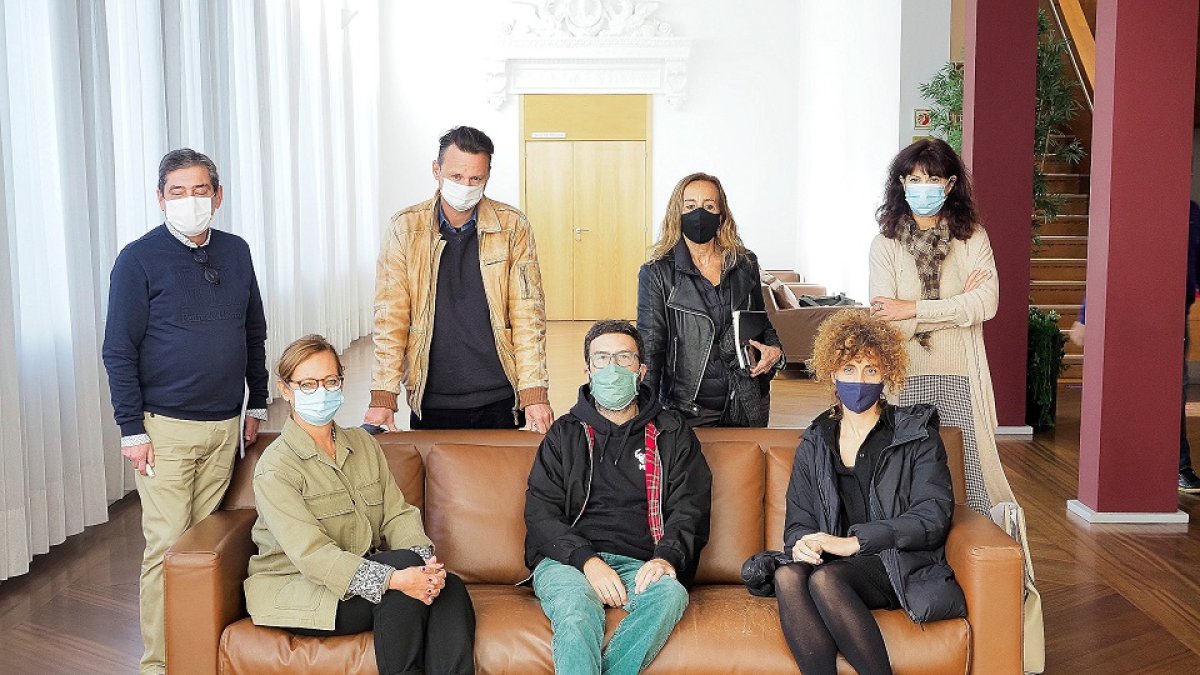 José María Viteri, Michael de Cock, Carme Portaceli y Ana Redondo posan en el Teatro Calderón, detrás del sofá, junto a Anne Goalard, José Manuel Mora y Judith Pujol, en la presentación del proyecto ‘Between lands’.  PABLO REQUEJO