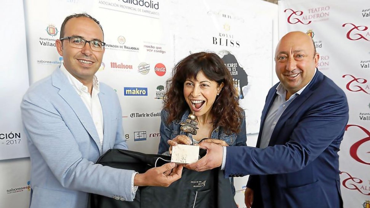 Víctor Alonso, Ana Redondo y Jaime Fernández posan con el galardón al ‘pincho de oro’ que recibirá el ganador-J.M. Lostau