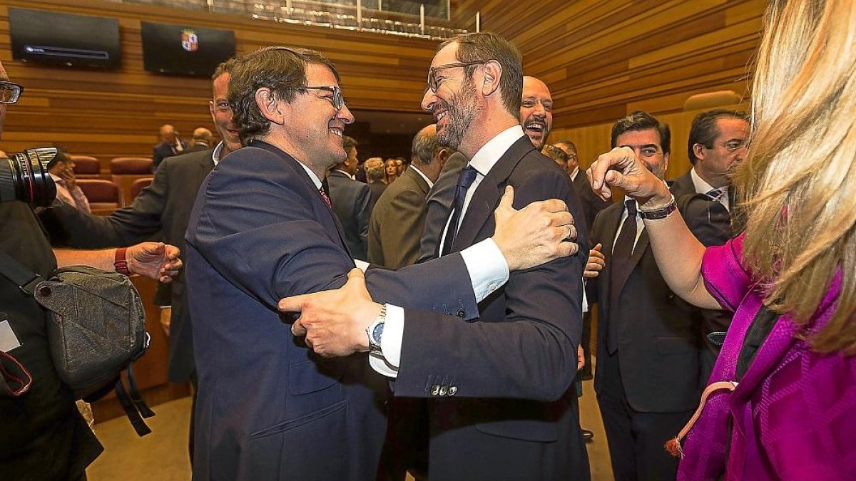 Maroto se funde en un abrazo con Mañueco en el día en el que el salmantino fue investido presidente de la Junta.-ICAL