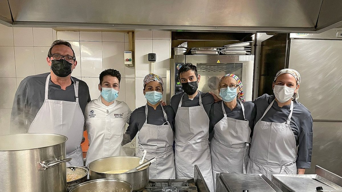 Foto del equipo de cocina que trabaja en el restaurante ponferradino. / LA POSADA