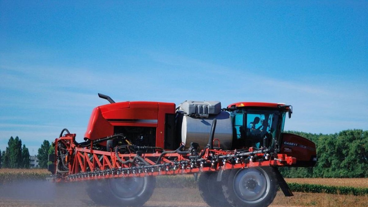 Un agricultor rocía uno de sus campos con glifosato para evitar la proliferación de malas hierbas.-eCB