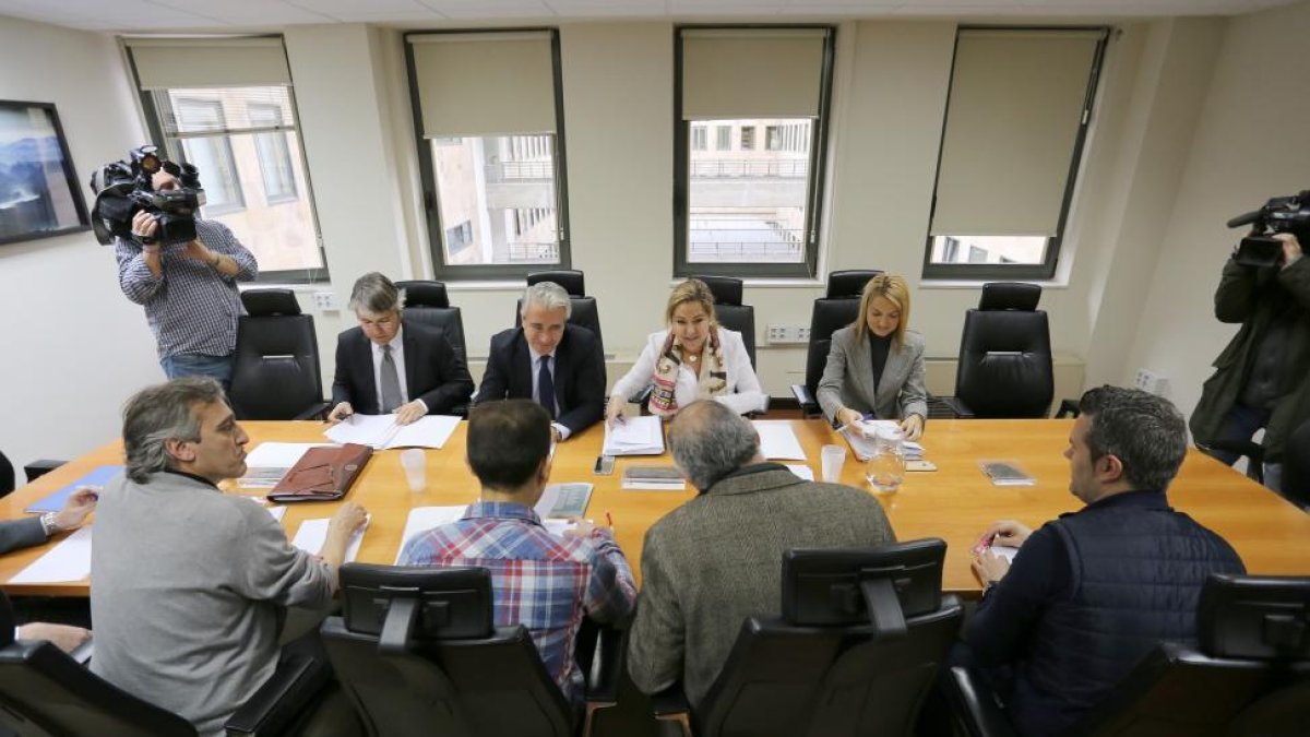 La vicepresidenta y consejera de Empleo de la Junta, Rosa Valdeón, preside la Permanente del Diálogo Social, para analizar las actuales crisis empresariales.-ICAL