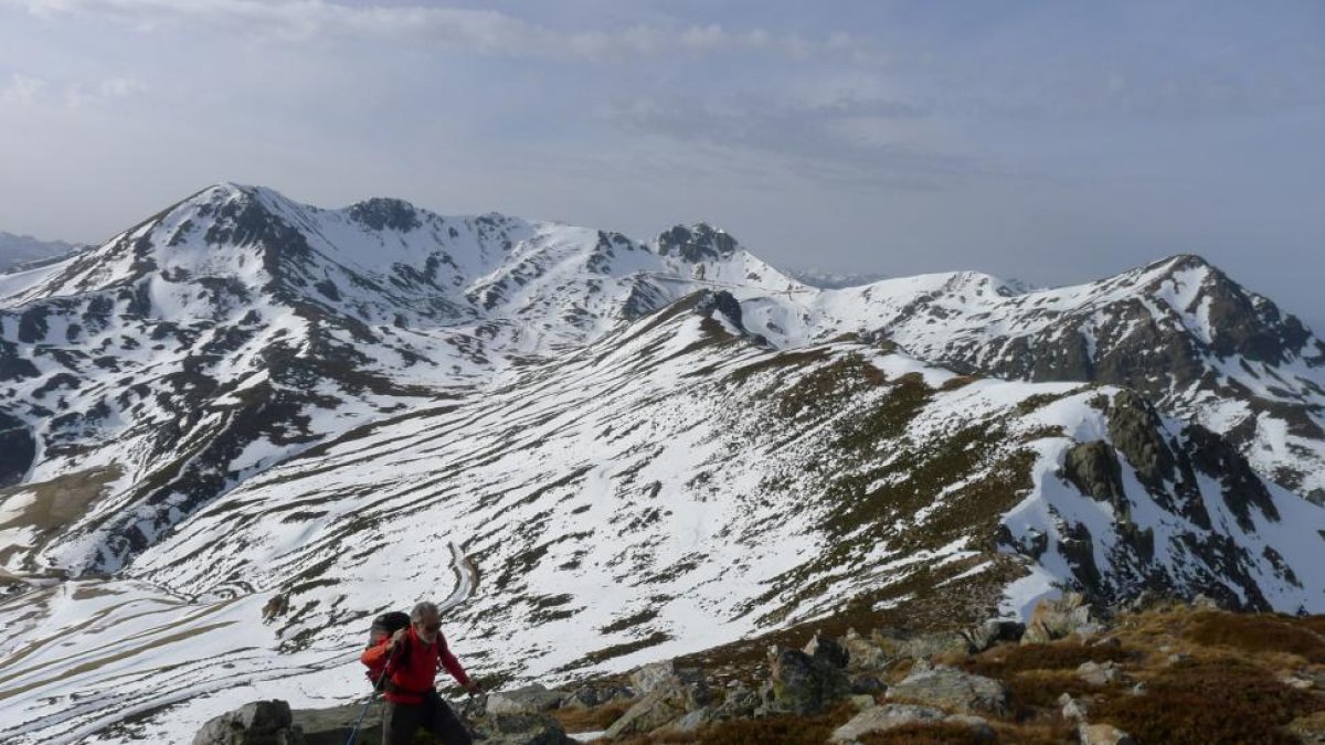 Las afiladas cumbres del Pico Torres y del Toneo se elevan sobre el Alto Porma.-N. SÁEZ