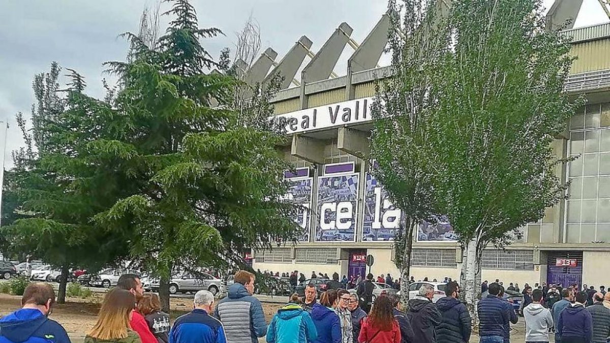 Colas en las puertas del estadio José Zorrilla para conseguir las entradas para el partido del próximo sábado.-EL MUNDO