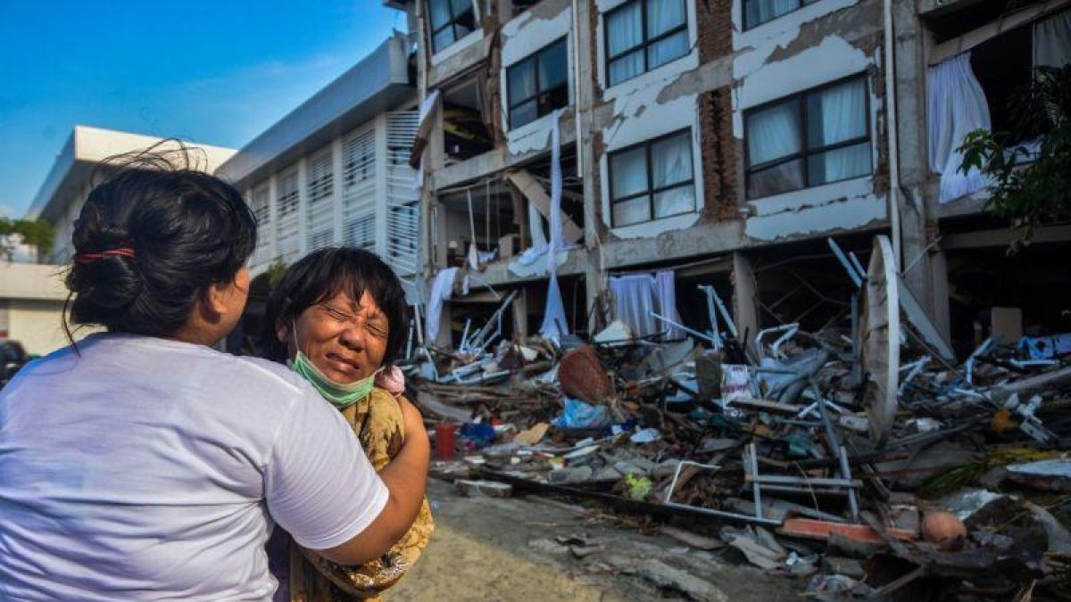Una mujer llora mientras los miembros del personal de rescate buscan victimas bajo los escombros de un hotel tras el terremoto y posterior tsunami en Palu  Indonesia.-IQBAL LUBIS (EFE) / EPA