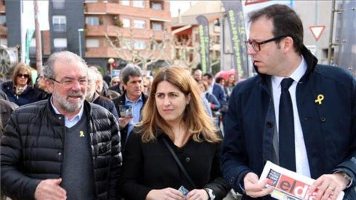 El presidente de la Diputació de Lleida, Joan Reñé (izquierda), junto a Marta Pascal y el alcalde de Mollerussa, Marc Solsona.-ESTELA BUSOMS / ACN