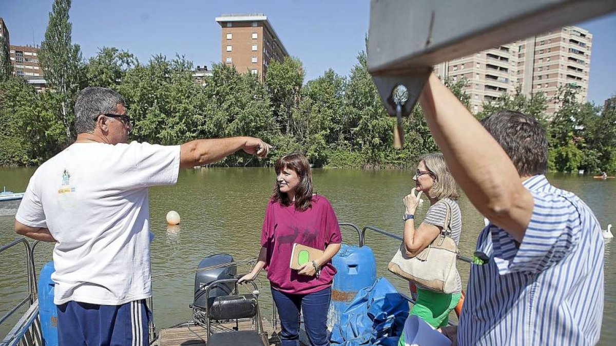 María Sánchez, en el centro, durante su recorrido por el Pisuerga.-José C. Castillo