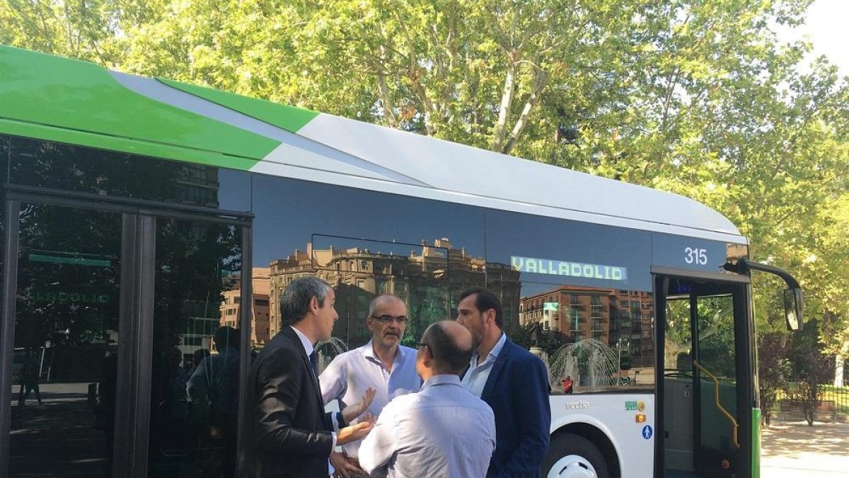 El director general de Solaris Bus, Kepa Mendikute, el gerente de Auvasa, André Bernabé, el concejal de Movilidad, Luis Vélez y el alcalde de Valladolid, Óscar Puente-EUROPA PRESS