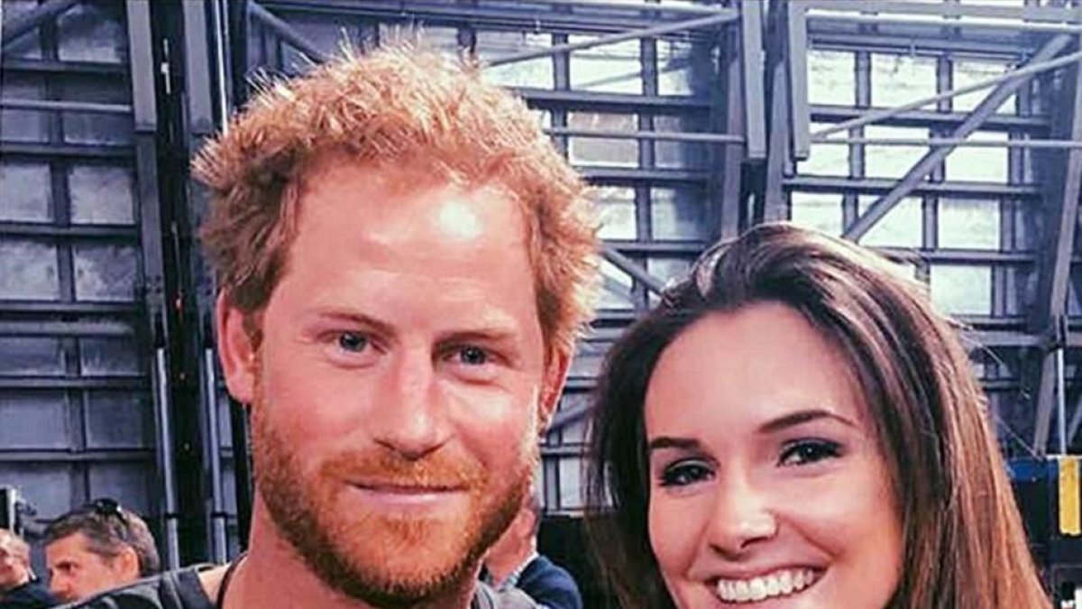 Olivia Tallent posa con el príncipe Enrique.-