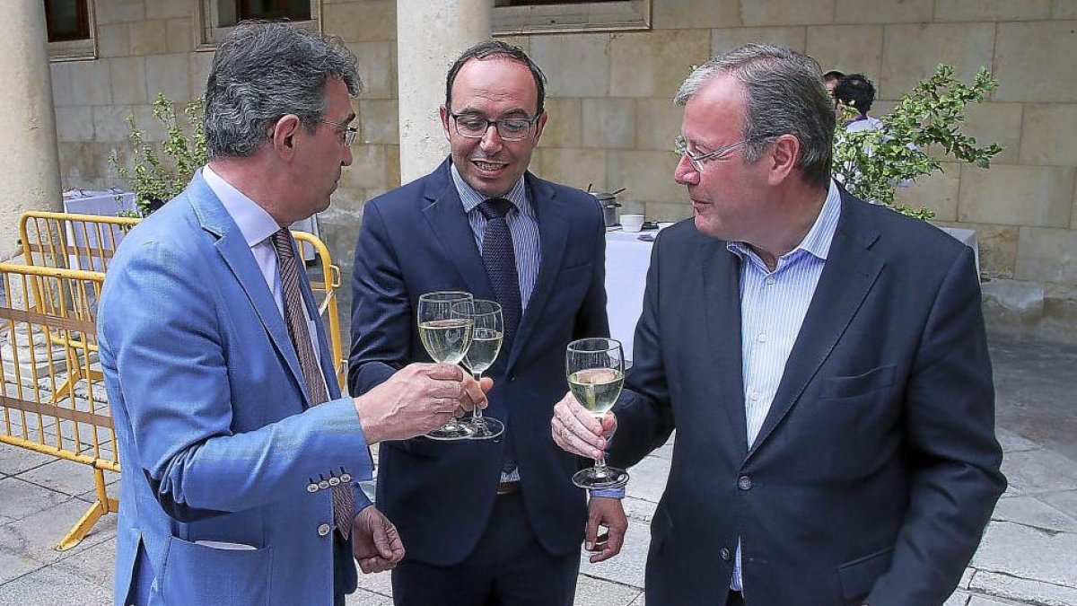 Juan Martínez Majo, Víctor Alonso y Antonio Silván, en la presentación de ‘Cocinando con lo nuestro’-ICAL