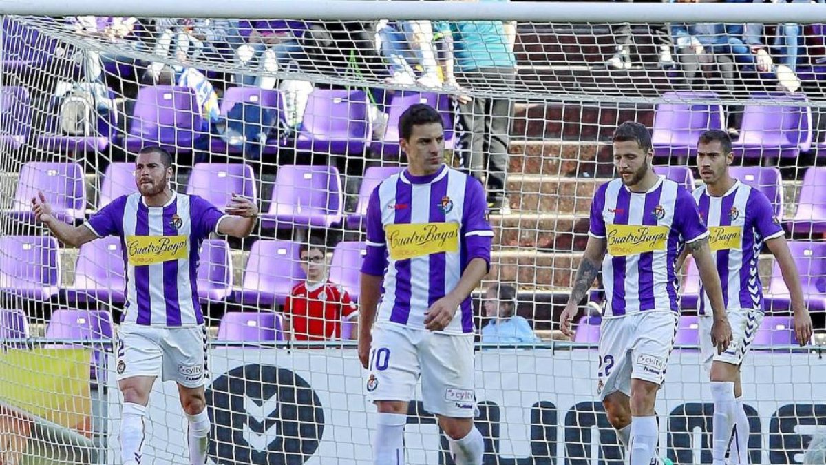 Chica, Óscar, Timor y Samuel cabizbajos tras la derrota de la pasada temporada en casa contra el Real Zaragoza.-J.M. Lostau