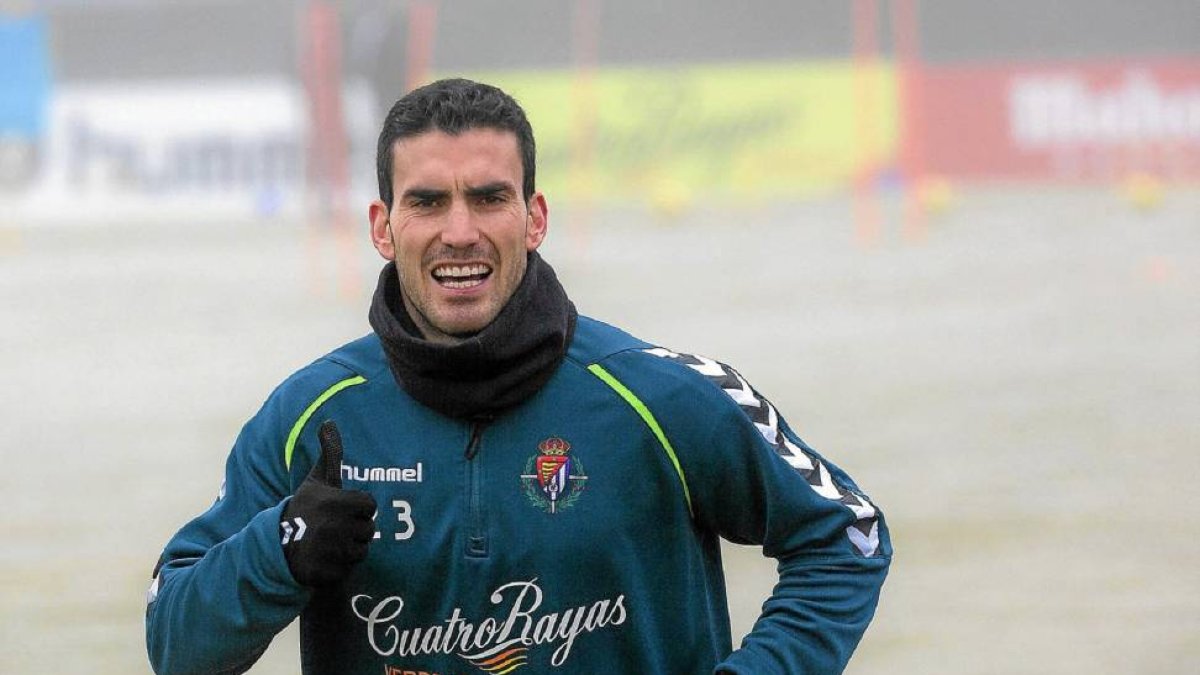 El jugador, Alejando Alfaro, en el entrenamiento en los Anexos de este lunes-Pablo Requejo
