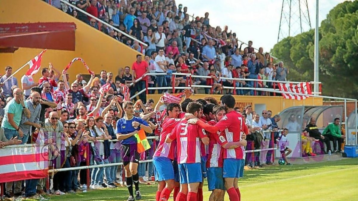 Los jugadores celebran ayer uno de los goles.-TWITTER AT. TORDESILLAS