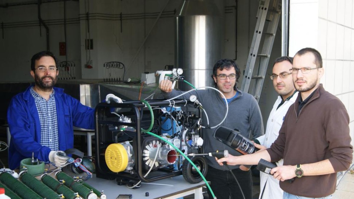 Daniel Blanco, Diego García, Rubén González y Guillermo Rosas en el centro de operaciones del proyecto de investigación.-EL MUNDO