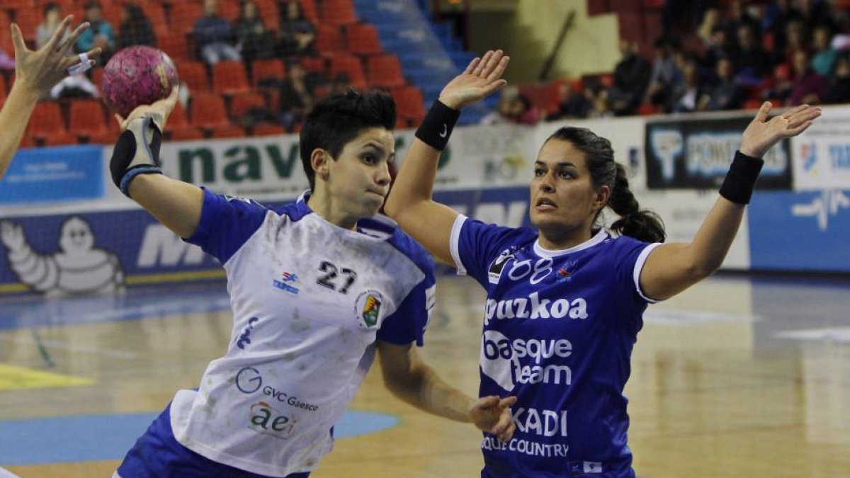 Alicia intenta sortear a la intensa defensa vasca-J.M.Lostau