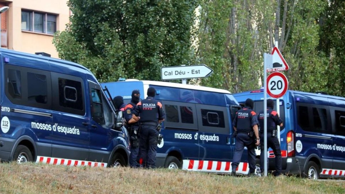 Un grupo de mossos, durante un registro en Ripoll el pasado viernes.-XAVIER PI (ACN)