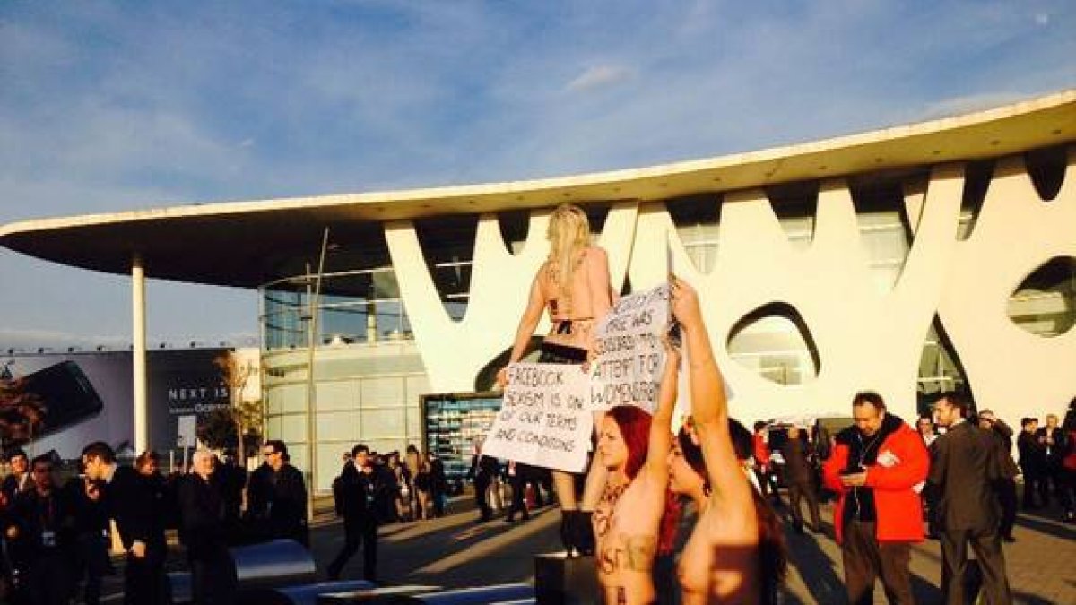 Protesta de las mujeres de Femen a las puertas del Mobile World Congress, este lunes.-Foto:   CARLES GONZALEZ I NOGUERAS