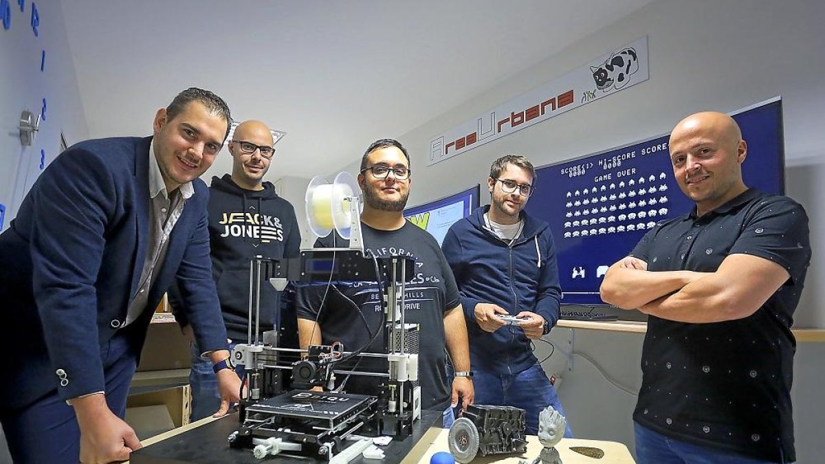 Dani, Tony, Diego, Marcos y Fico en la asociación juvenil AreaUrbana de Arroyo de la Encomienda.-PHOTOGENIC / MIGUEL ÁNGEL SANTOS