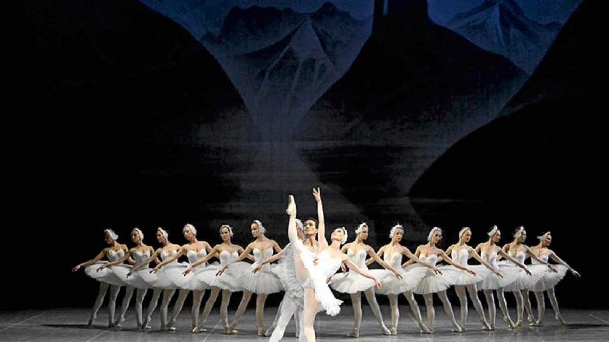El Lago de los Cisnes, interpretado por el Ballet de San Petersburgo.-EL MUNDO