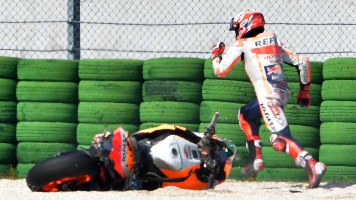 Marc Márquez sale corriendo a pie, disparado, a buscar su segunda moto tras caerse en Misano.-TIZIANA FABI