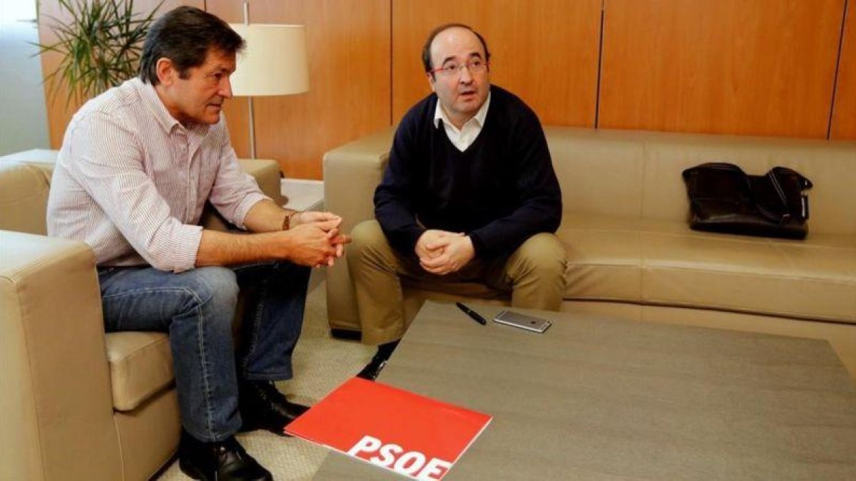 Javier Fernández y Miquel Iceta, durante la reunión que mantuvieron en Madrid el pasado lunes.-JUAN MANUEL PRATS