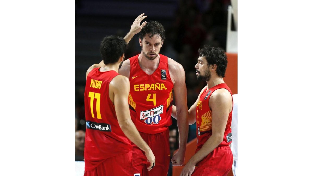 Ricky Rubio, Pau Gasol y Sergio Llull durante un encuentro con la selección española.-EL MUNDO