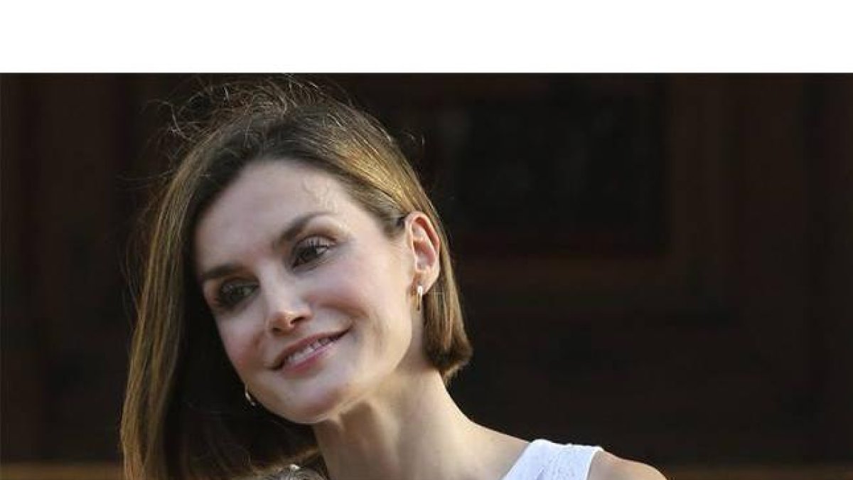 La reina Letizia, durante el posado del Palacio de Marivent.-Foto: EFE / BALLESTEROS