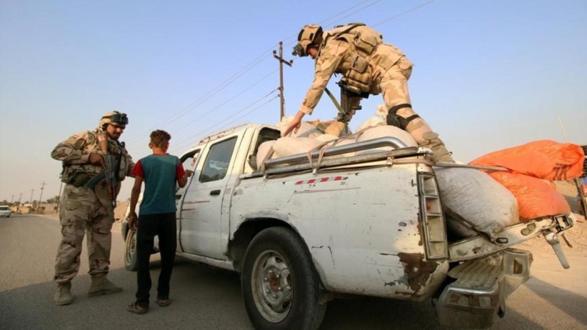 Soldados iraquís inspeccionan vehículos en el norte de Irak.-REUTERS / ESSAM AL-SUDANI