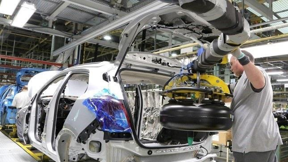 Un hombre trabaja en la cadena de producción de Opel.-OPEL