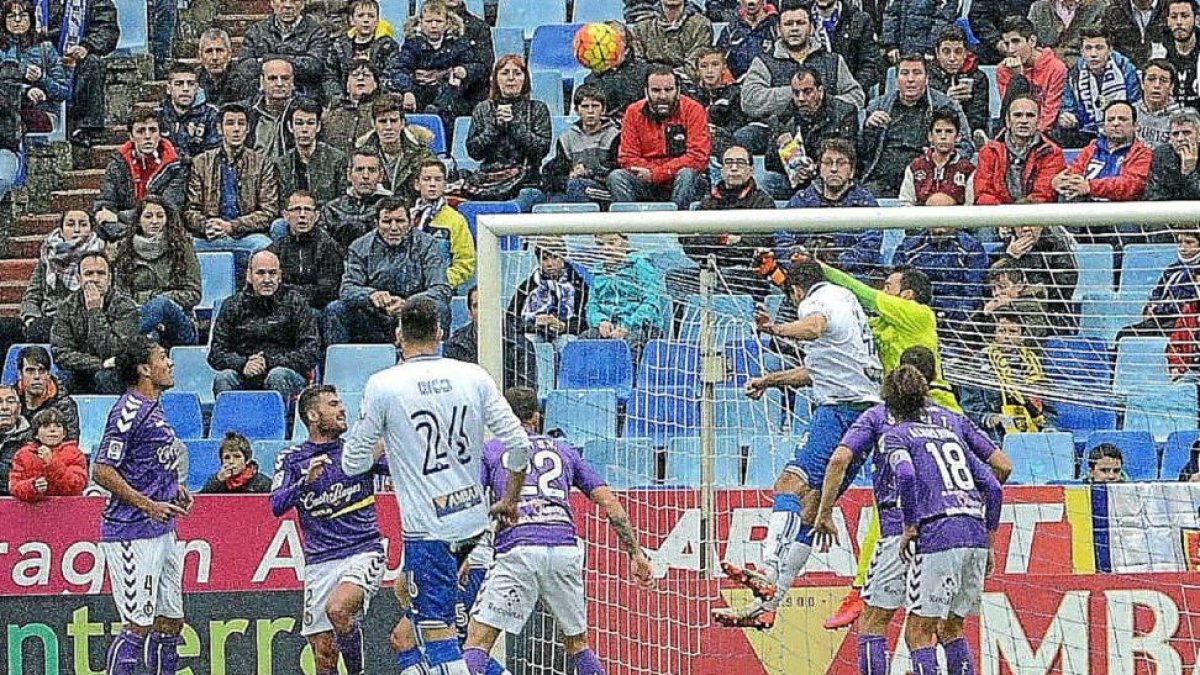 El guardameta Julio despeja de puños un balón pese a la presencia de Iñaki.-Photo-deporte