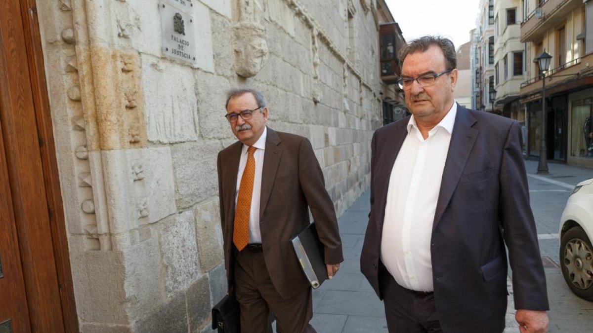 Llegada a la audiencia del exjefe del servicio Territorial de Industria de la Junta en Zamora José Bahamonde Salazar; y del exjefe de distribución de Iberdrola Agustín de la Fuente; en la segunda jornada del juicio de la llamada 'trama solar de Zamora'-ICAL