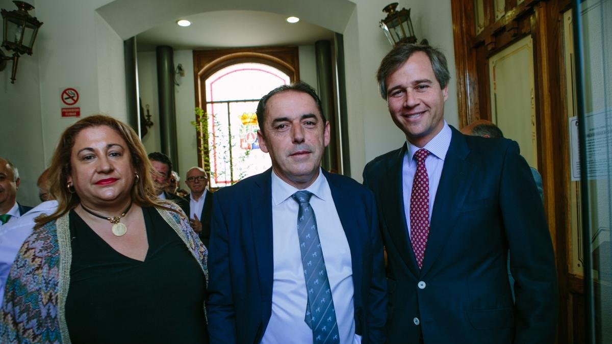Terol, a la derecha, en Soria junto a Yolanda de Gregorio y el nuevo presidente de la Diputación soriana-ICAL