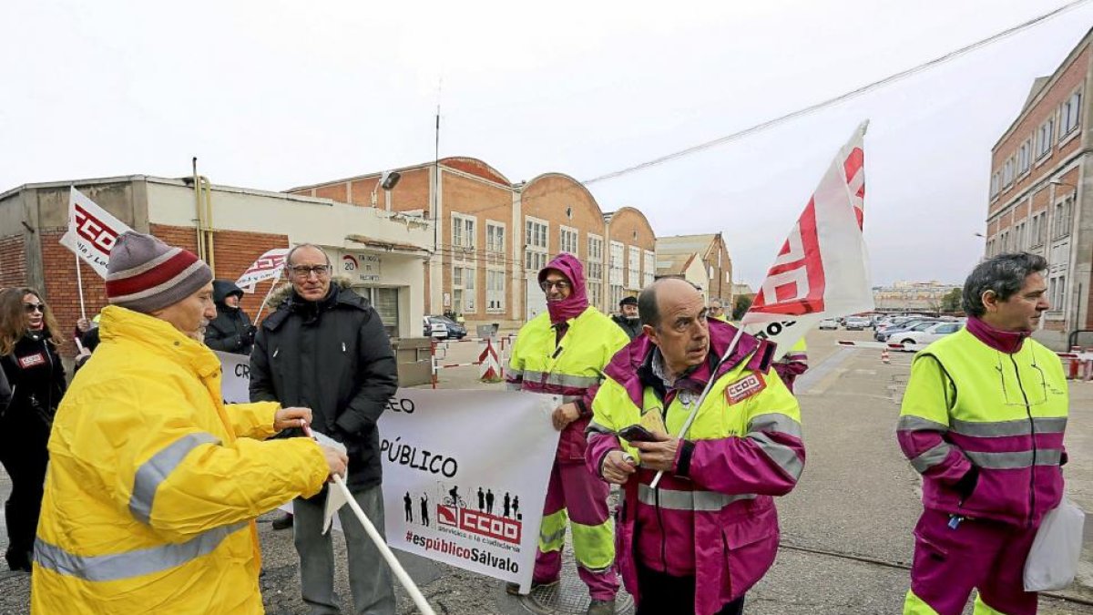 Protesta de trabajadores junto a los talleres del Paseo de Farnesio.-ICAL
