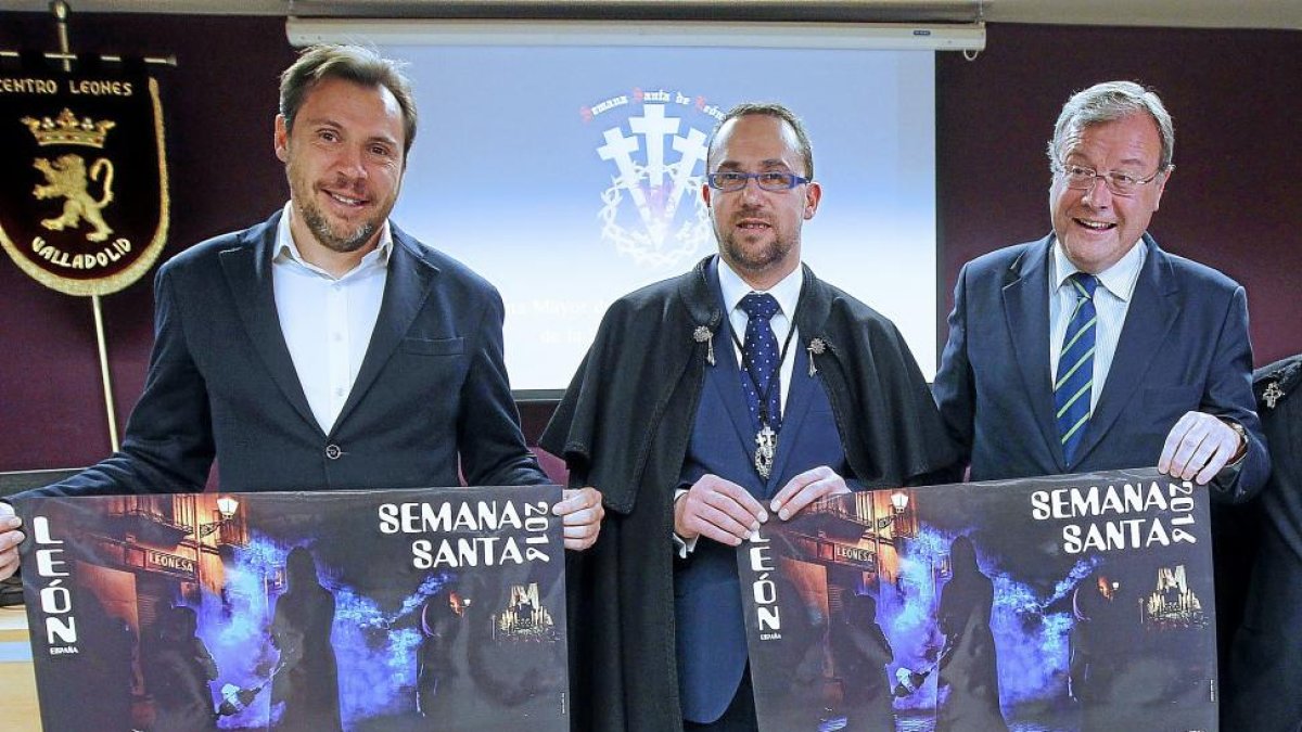 Óscar Puente, Miguel Jáñez y Antonio Silván sujetan dos carteles de la Semana Santa de León.-J.M. LOSTAU