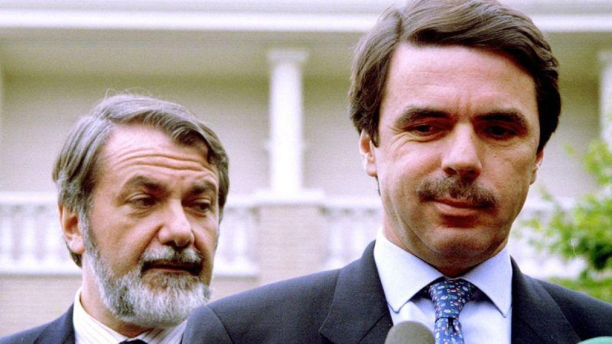 Jaime Mayor Oreja y José María Aznar, en rueda de prensa en junio de 1998.-PABLO SÁNCHEZ (REUTERS)