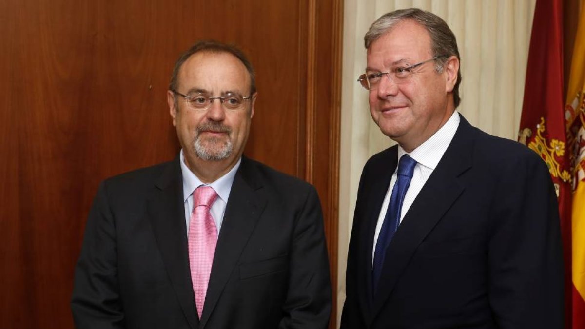 El consejero de Educación de la Junta, Fernando Rey, se reúne con el alcalde de León, Antonio Silván-Ical