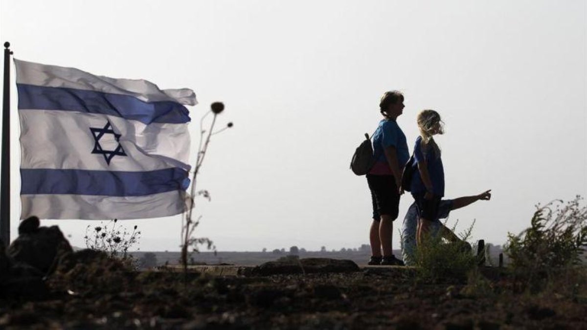 Ciudadanos israelís , en la colina Tal Saki, en los Altos del Golán.-JALAA MAREY (AP)