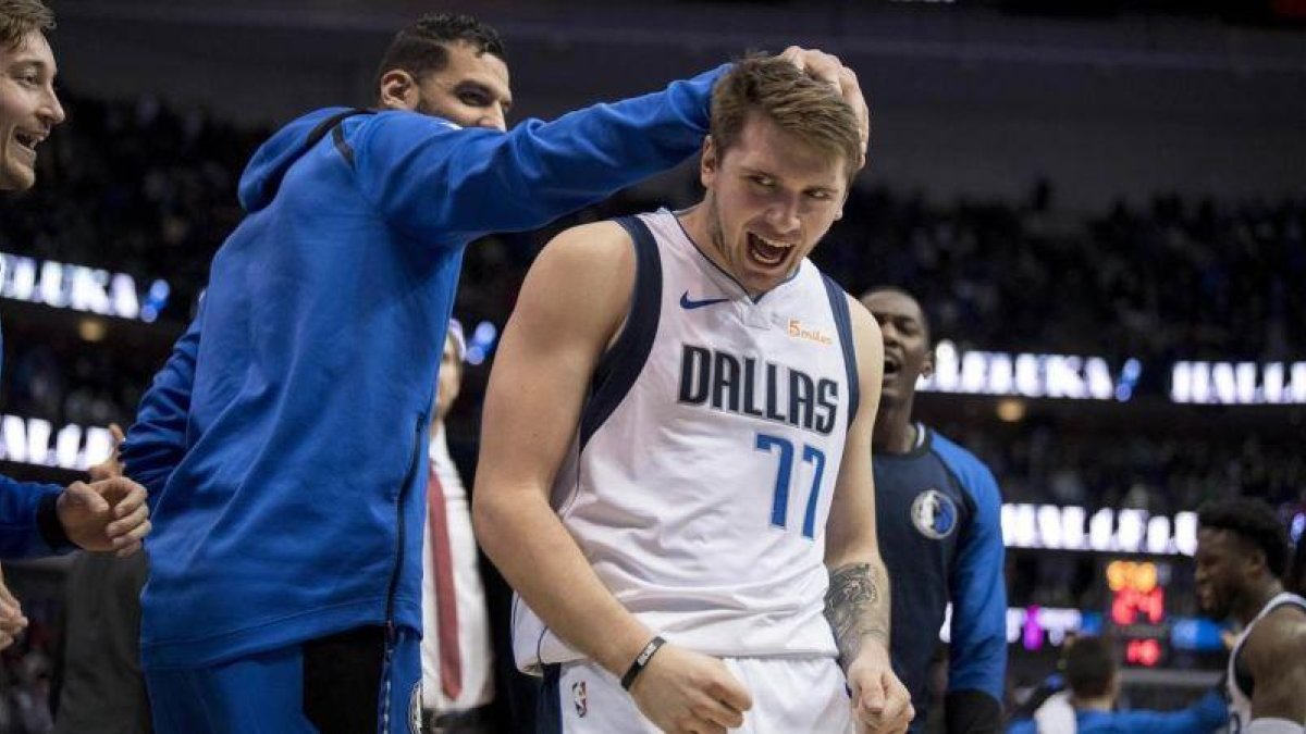 Doncic, felicitado por los suyos tras su exhibición.-EL PERIÓDICO