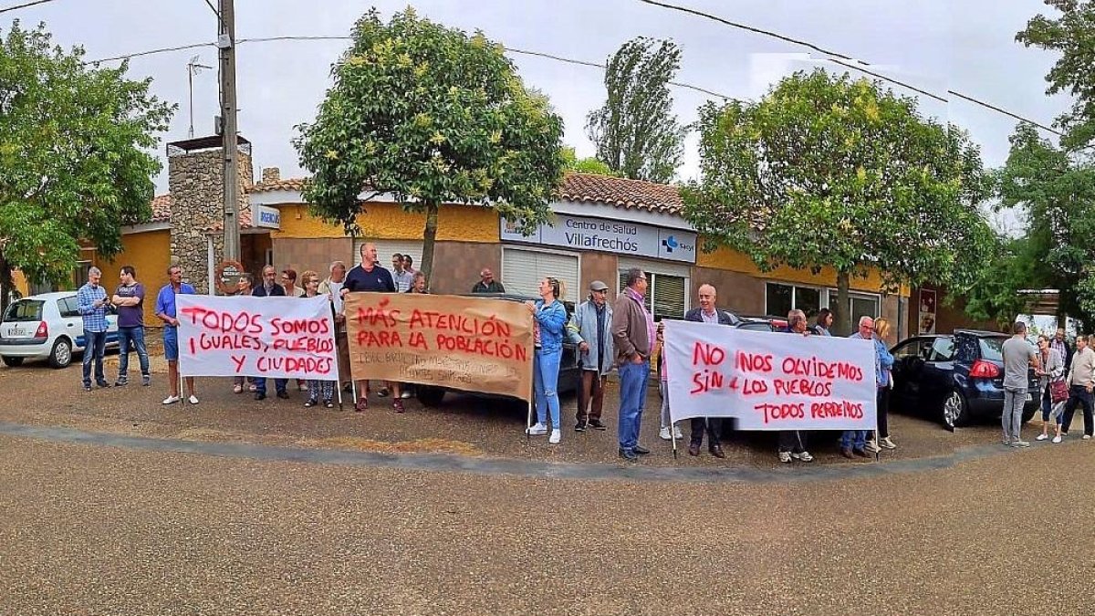 Vecinos de Barcial de la Loma concentrados a las puertas del Centro de Salud de Villafrechós, ayer.-E. M.