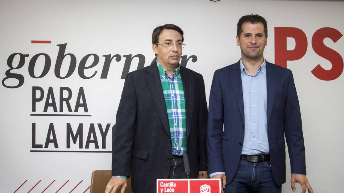 El secretario general del PSOE en Castilla y León, Luis Tudanca, y el secretario general del PSOE en Salamanca, Fernando Pablos (I).-Ical