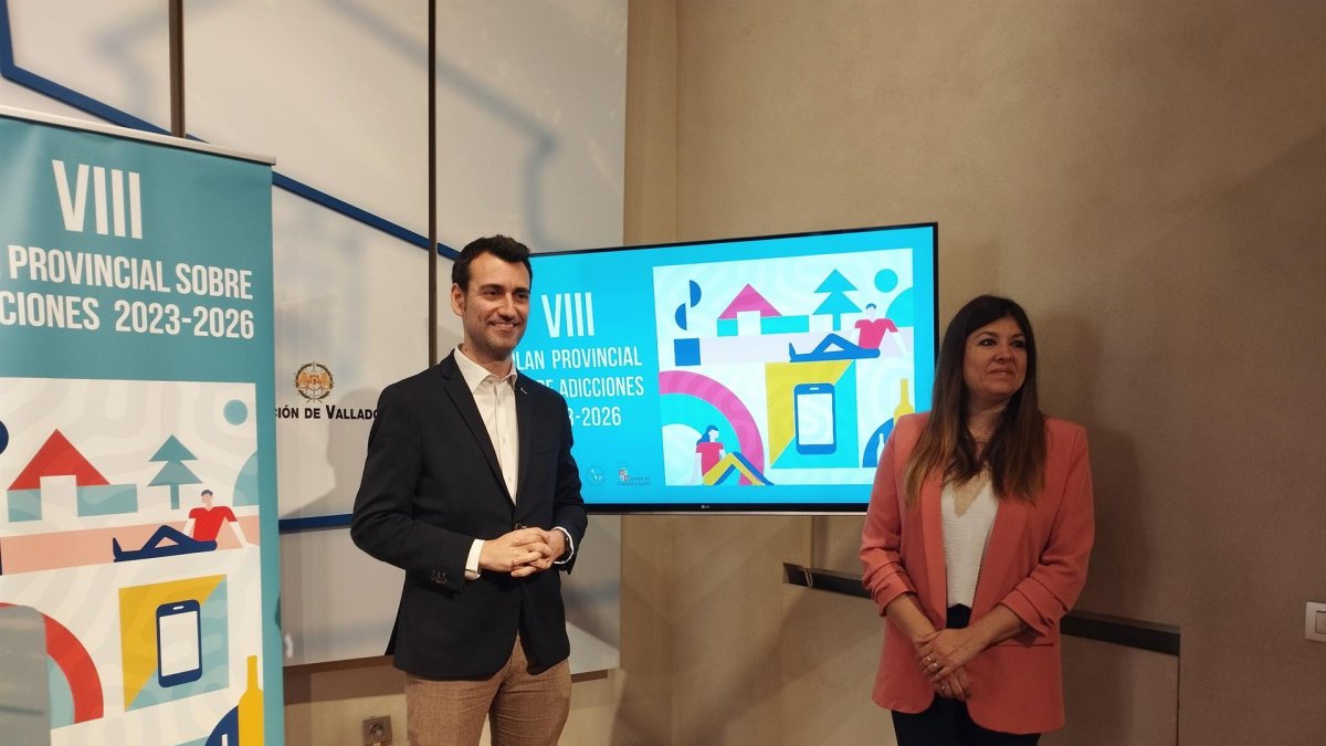 El diputado de Igualdad de Oportunidades, David Esteban, junto a la diputada Raquel González. EUROPA PRESS